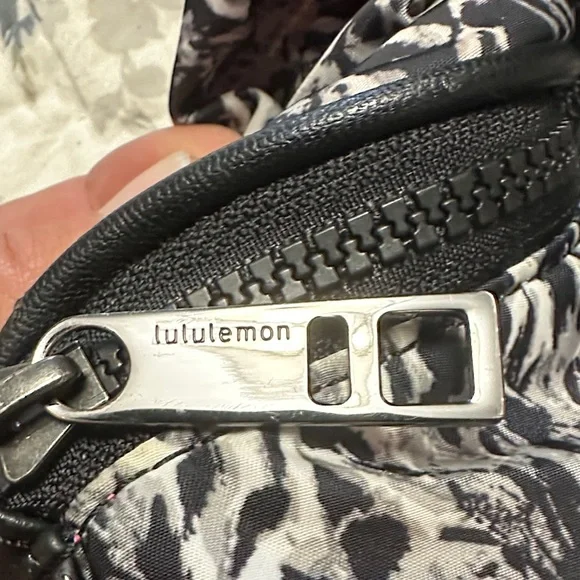 LuluLemon Black and White Patterned Duffel Bag, gym - Picture 4 of 16